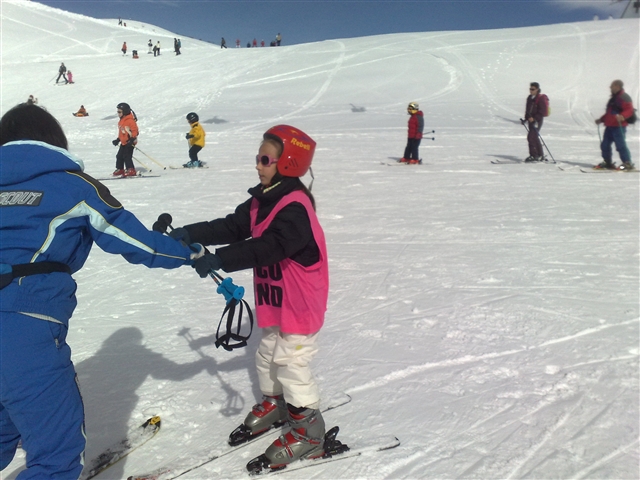 Laura, assistita dalla sua guida sul campetto scuola apprende i rudimenti dello sci.